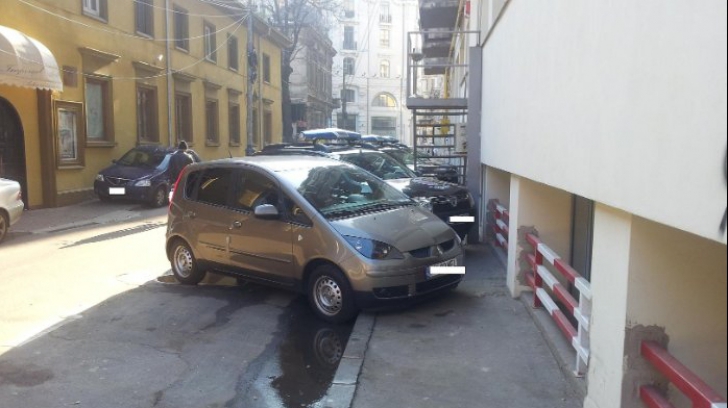Masini parcate pe trotuar