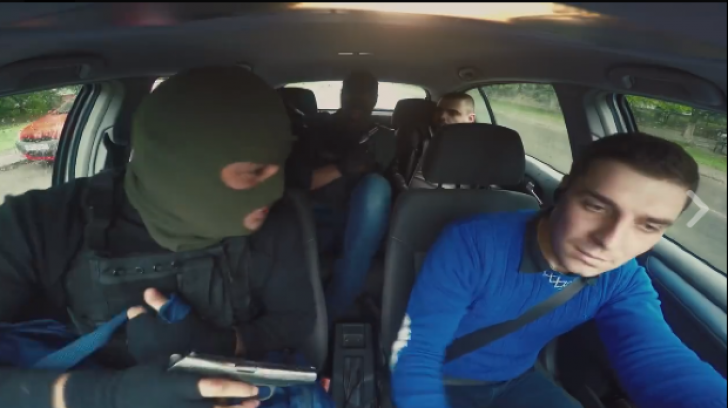 S-a pomenit în taxi cu trei mascați, înarmați cu pistoale. Ce a făcut șoferul din Chișinău