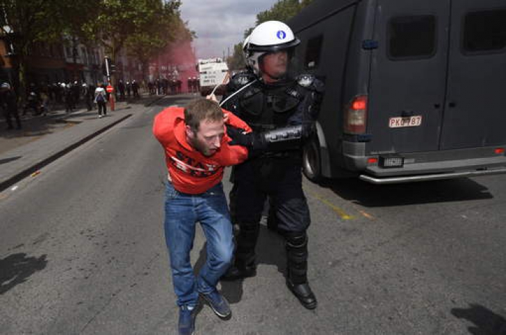 Imaginile care fac înconjurul Europei. Un poliţist a fost rănit grav la cap 