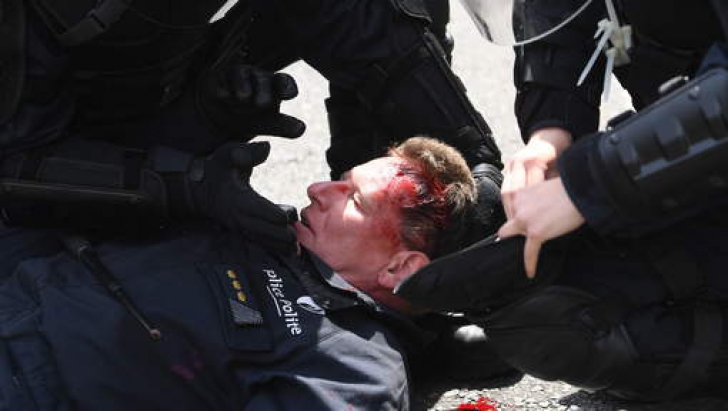 Imaginile care fac înconjurul Europei. Un poliţist a fost rănit grav la cap 