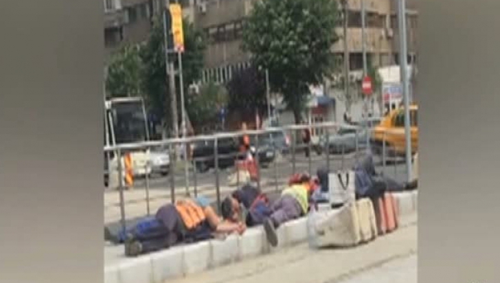 Aşa se munceşte în România! Şase "dorei mititei" dorm pe ei, pe peronul tramvaiului