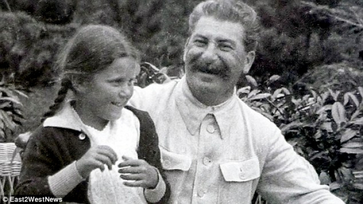 Cum arată acum nepoata lui Stalin. Te îngrozești! Bunicul ei s-ar răsuci în mormânt s-o vadă