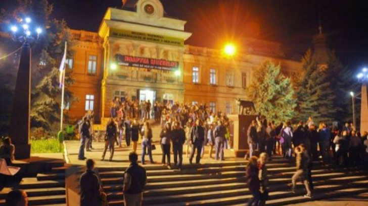 Zeci de mii de români au luat cu asalt Noaptea Muzeelor. 15.000 de oameni, la Palatul Regal