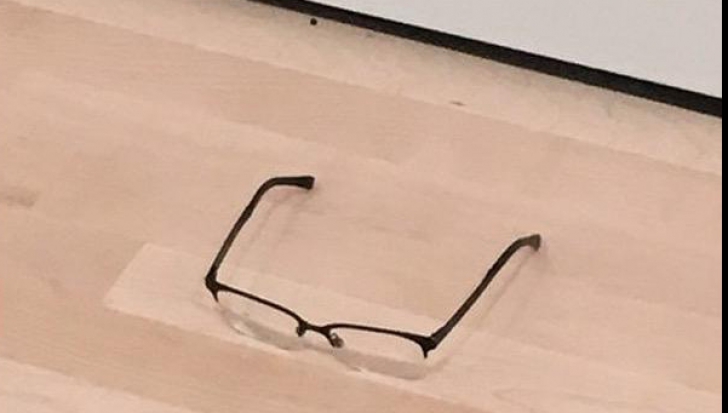 Și-a pus ochelarii pe podeaua unui muzeu. Ce s-a întâmplat câteva minute mai târziu? Incredibil