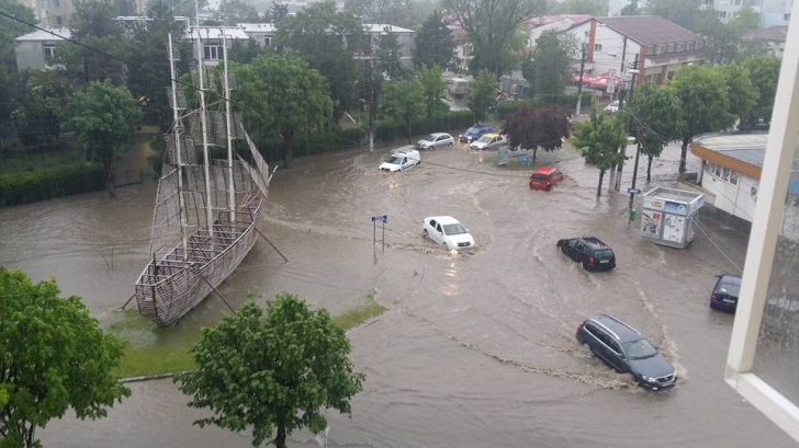 Străzile din Mangalia, inundate după ploile torenţiale de aseară. Primarul: "Totul e sub control"