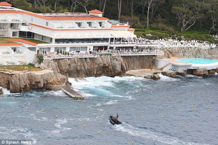 Panică la Cannes. Bărbaţi deghizaţi în terorişti au luat cu asalt un hotel. "A fost o glumă proastă"