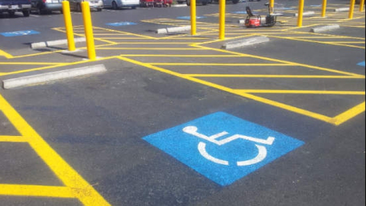 A găsit un mesaj jignitor după ce a parcat în locul pentru cei cu handicap. Răspunsul ei? Emoționant