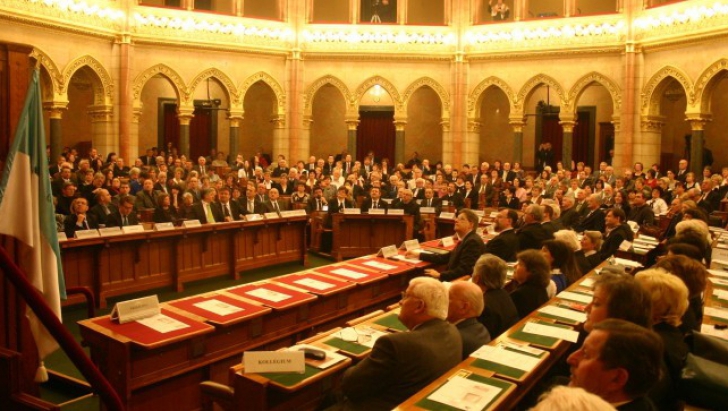 Referendumul propus în Ungaria pe tema cotelor UE privind imigranţii, aprobat de Parlament