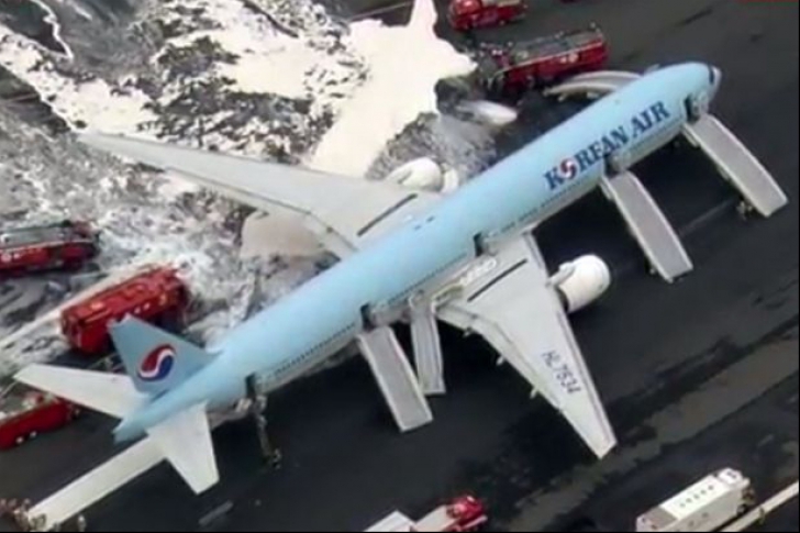 Panică la aeroport. Un avion a luat foc pe pistă. Aproape 320 de oameni au fost evacuați 