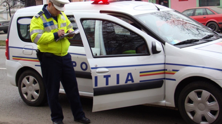 Poliţiştii din Curtea de Argeş, şocaţi: au oprit un şofer, iar bărbatul a sărit de la patru metri
