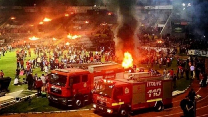 VIDEO. Suporterii au dat foc stadionului, furioși că echipa lor a retrogradat