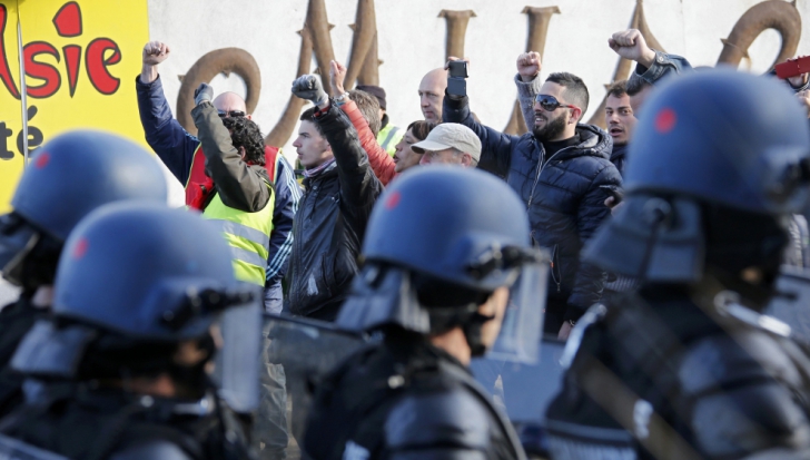 Manifestaţii violente la Paris. Confruntări între protestatari şi poliţişti