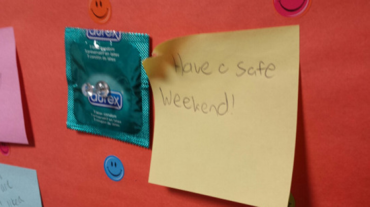 I-a lăsat colegului de cameră un prezervativ: Să ai un weekend protejat. El l-a luat. Ce a urmat..