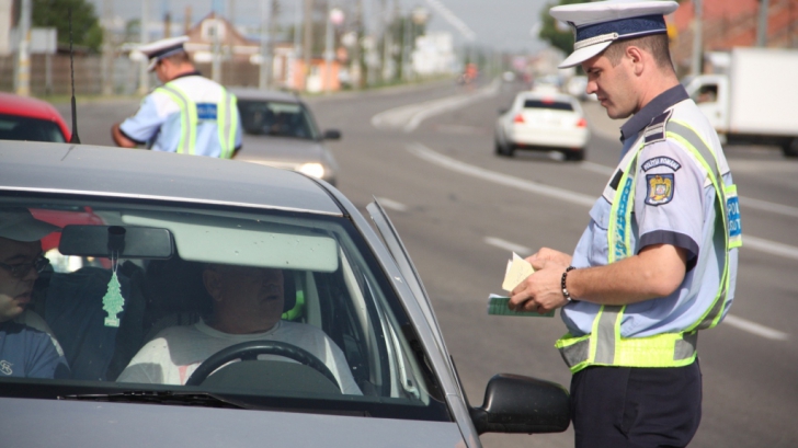 Un şofer a fost prins de poliţişti sâmbătă în timp ce circula cu o viteză de 181 km/h pe Autostrada 1, tronsonul Bucureşti - Râmnicu Vâlcea, acestuia fiindu-i suspendat permisul de conducere pentru 90 de zile şi fiind amendat cu 1.125 de lei, informează Poliţia Română.