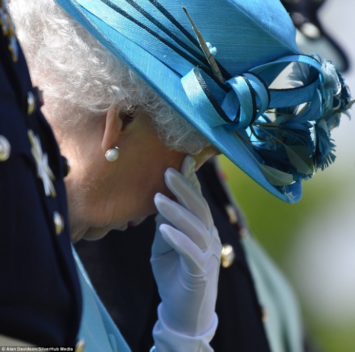 Imagini rare cu regina Elisabeta, în lacrimi 