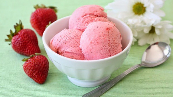 Înghețată din căpșuni, preparată în doar 5 minute! Iată reţeta! 