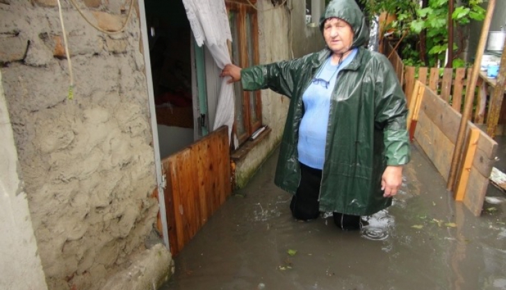 Rupere de nori în Brăila. Zeci de gospodării au fost inundate. Apa a depăşit un metru! - Foto: obiectivbr.ro