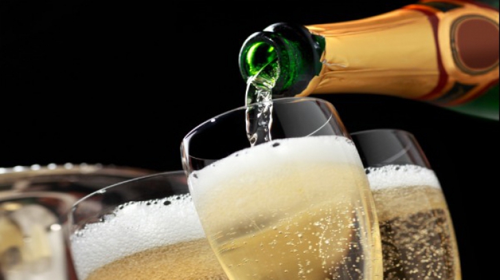 Cum se toarnă corect șampania în pahar