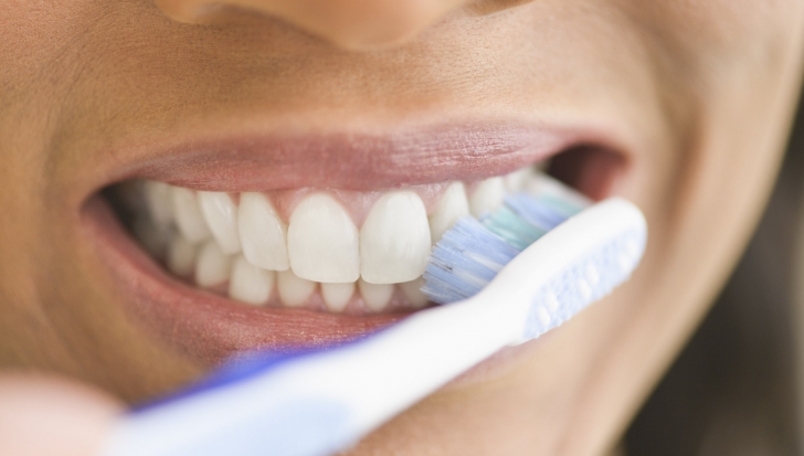 Cinci greşeli pe care le faci când te speli pe dinţi. Evită-le şi vei vedea diferenţa!