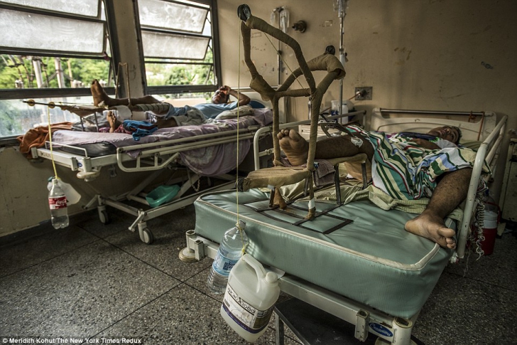 IMAGINI APOCALIPTICE! Pacienţii mor pe capete în spitalele din Venezuela 