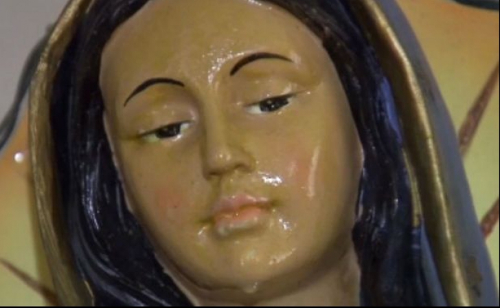 O statuie a Fecioarei Maria a început să plângă cu lacrimi de mir. Miracol sau înșelătorie?