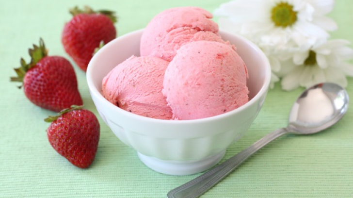 Înghețată din căpșuni, preparată în doar 5 minute! Iată reţeta!