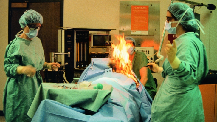 Caz şocant: un pacient a luat foc pe masa de operaţie. Care este explicaţia
