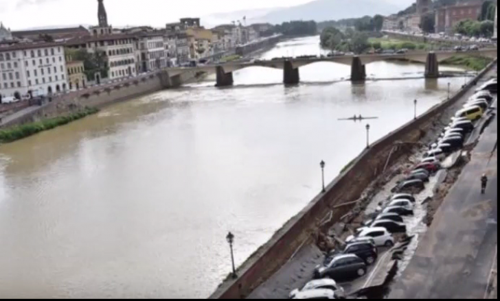 20 de mașini au fost înghițite de pământ, în numai câteva secunde. Imaginile sunt apocaliptice 