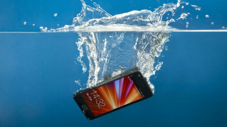 Ce să faci dacă ţi-a căzut telefonul în apă 