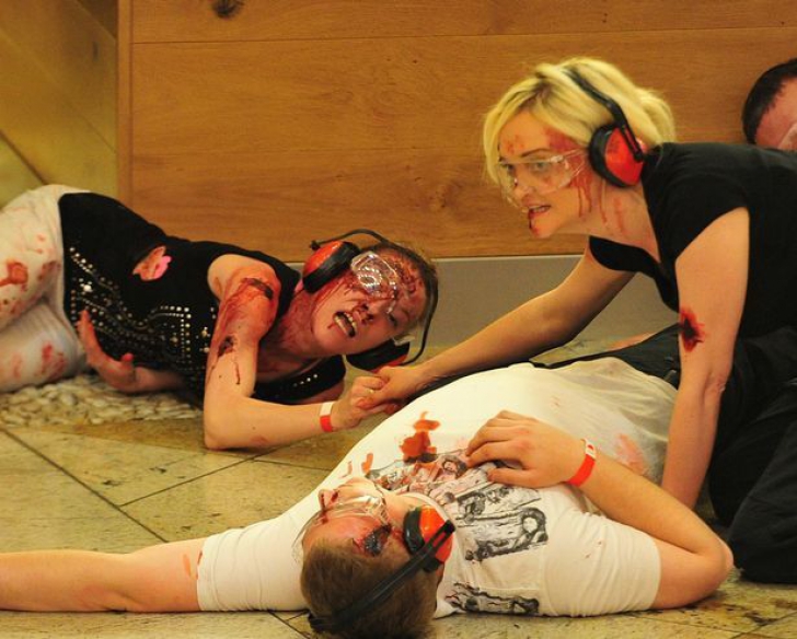 Scene de groază într-un mall din Marea Britanie: morți și oameni plini de sânge