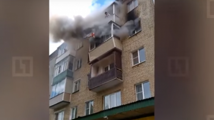 Imagini şocante: o familie cu doi copii sare de la etajul patru ca să se salveze dintr-un incendiu