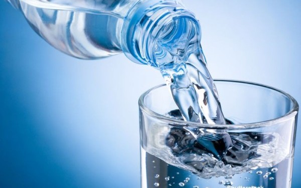 Apă minerală contaminată cu fecale, retrasă de pe piață. Scandal legat de una dintre cele mai renumite mărci la nivel mondial