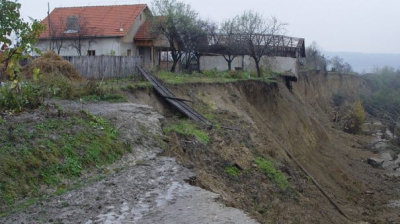 Panică în Vâlcea: Alunecările de teren, un pericol iminent! Oamenii, evacuați de autorități