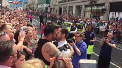 Emoţii la Londra. Ce a făcut un poliţist în uniformă, în timpul paradei GAY PRIDE