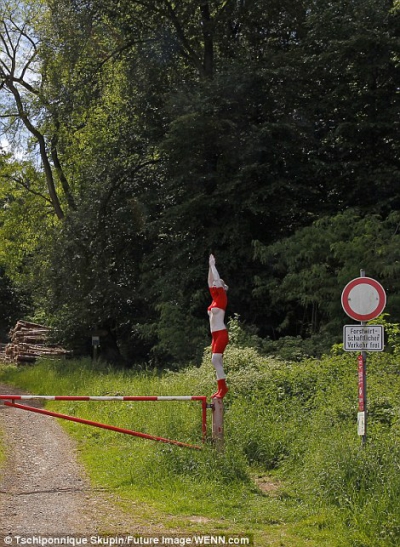 Cea mai tare provocare a verii: Găsește femeia dezbrăcată din poză