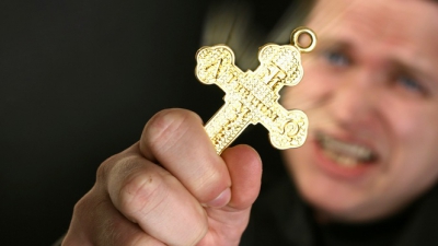 Un preot a exorcizat o fetiţă de 13 ani pe malul râului. După 40 de ani, adevărul i-a şocat pe toţi