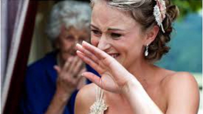 Fratele miresei a oprit nunta și a ieșit. Invitații, șocați. Când s-a întors, toți erau în lacrimi