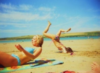 Cele mai penibile fotografii de pe plajă. S-au făcut de râs în faţa tuturor!