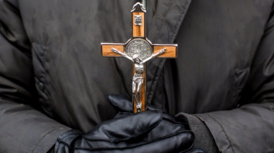 Un preot a exorcizat o fetiţă de 13 ani pe malul râului. După 40 de ani, adevărul i-a şocat pe toţi