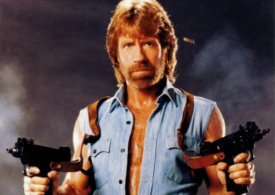 Cum arată soţia lui Chuck Norris. E singura persoană de care se teme actorul