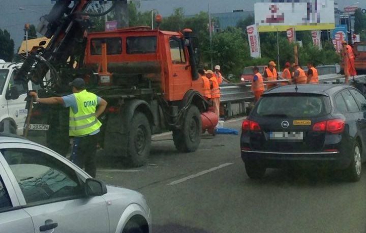 Se circulă cu dificultate la ieşirea din Bucureşti. A început montarea parapeţilor pe DN1