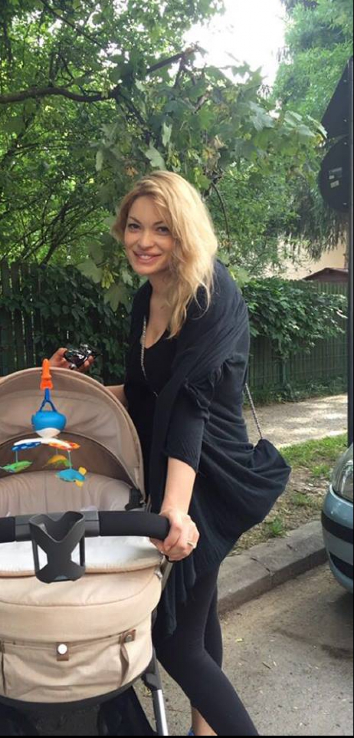 Valentina Pelinel, prima plimbare cu fiul ei. Fotografia de peste 10.000 de like-uri pe Facebook