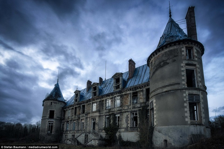 A găsit un castel bântuit abandonat în mijlocul pădurii. A intrat și s-a cutremurat. Ce a descoperit