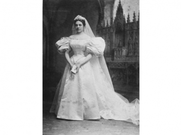 Mireasa a îmbrăcat o rochie veche de 120 de ani. Au mai purtat-o şi alte 10 femei. Cum arată
