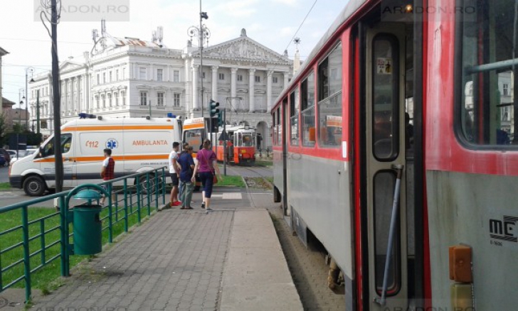 Accident teribil la Arad: femeie târâtă de tramvai mai mulţi metri,după ce şi-a prins mâna între uşi