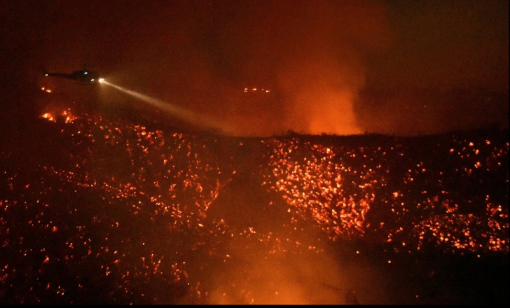 Incendii de vegetaţie de amploare în Los Angeles. Sute de locuitori au fost evacuaţi