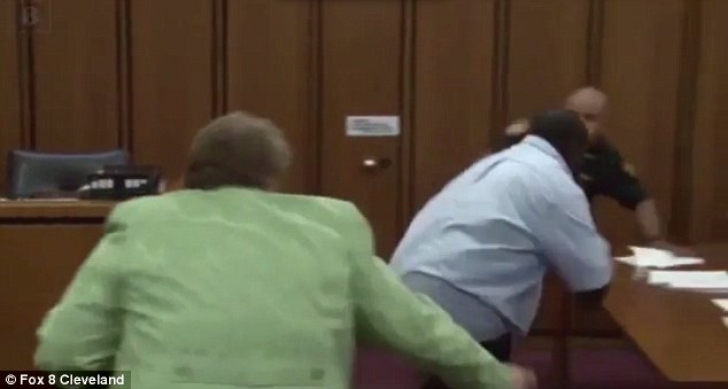 Reacția ȘOC a tatălui unei fete ucise când ucigașul i-a râs în față la tribunal. S-a repezit și..
