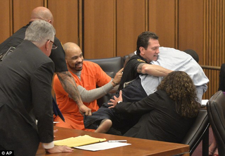 Reacția ȘOC a tatălui unei fete ucise când ucigașul i-a râs în față la tribunal. S-a repezit și..