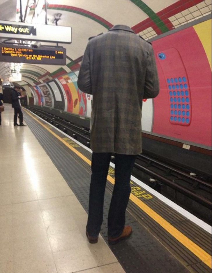 A văzut la metrou un călător fără cap. S-a apropiat și l-a tras de haină. El s-a întors și... șoc!