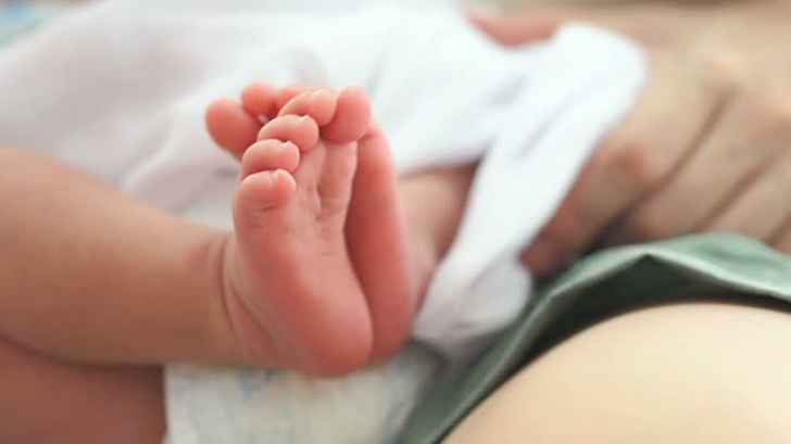 Incredibil! Un bebeluș s-a născut perfect sănătos la 15 săptămâni de la moartea mamei sale